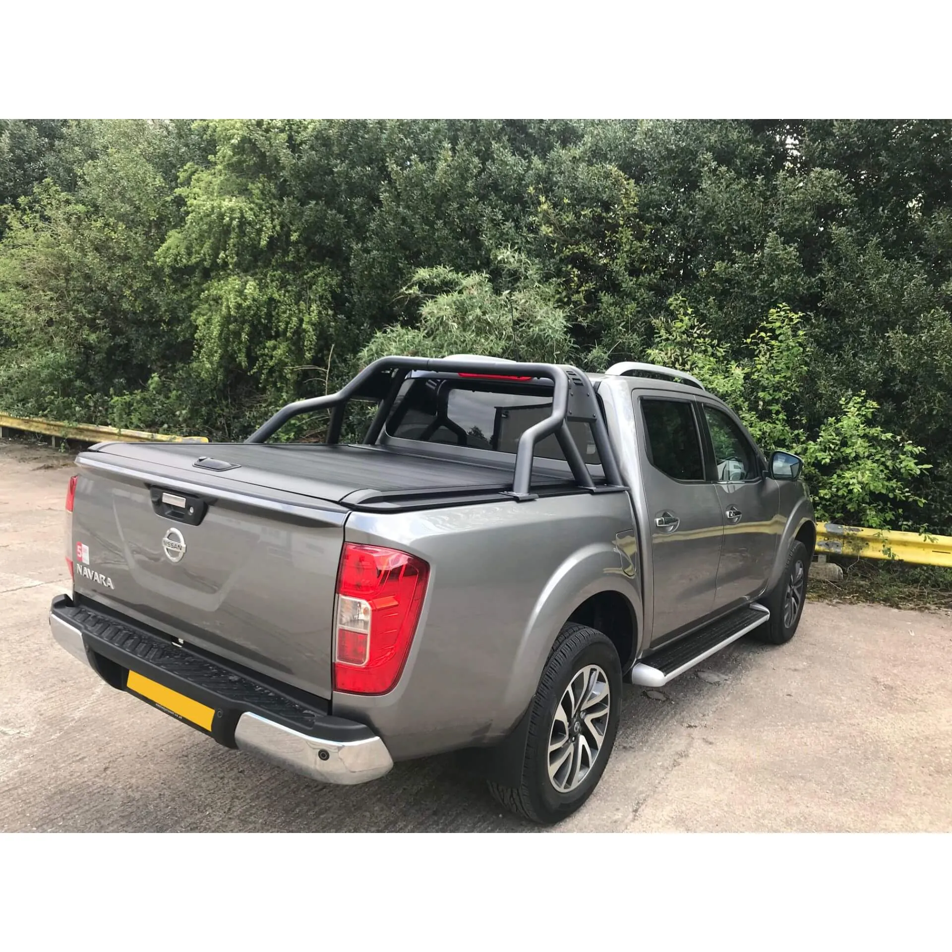 Black Short Arm Roll Sports Bar for the Nissan Navara NP300 2015 